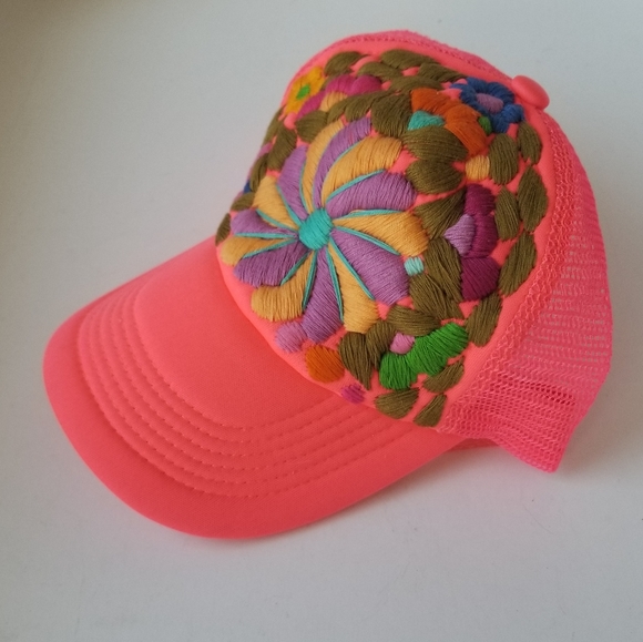 Embroidered hat - Picture 8 of 9